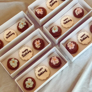 שלישיית קאפקייקס Happy Birthday - Dr. Frosting