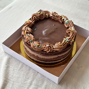 עוגת שוקולד עגולה Dr. Frosting